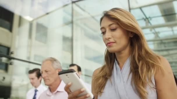 Mujer de negocios mirando el teléfono móvil — Vídeo de stock