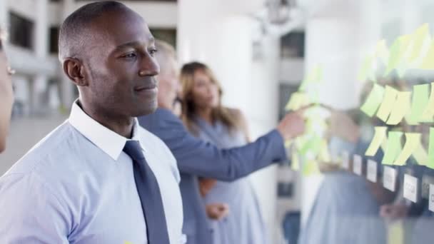 Equipe de negócios brainstorming para ideias — Vídeo de Stock