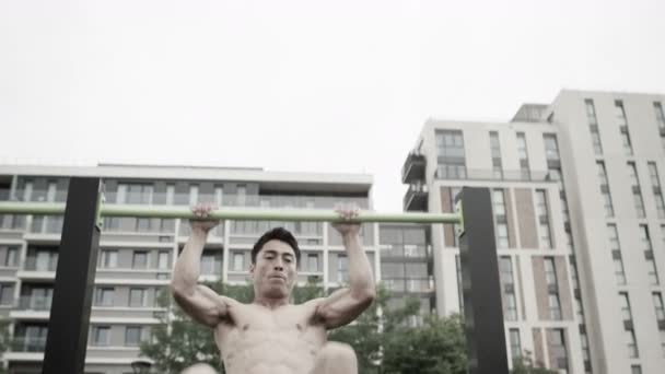 Hombre haciendo ejercicio en al aire libre — Vídeos de Stock