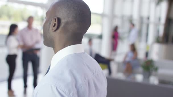 Homme d'affaires souriant dans un immeuble de bureaux — Video