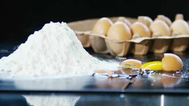 Φρέσκο αυγό σε το κέλυφος ρίψη — Αρχείο Βίντεο
