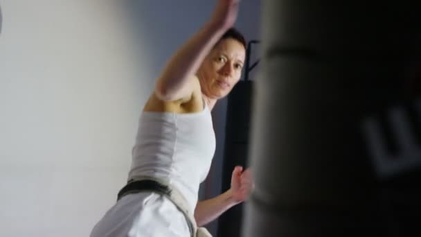 Artista marcial en entrenamiento en el gimnasio — Vídeo de stock