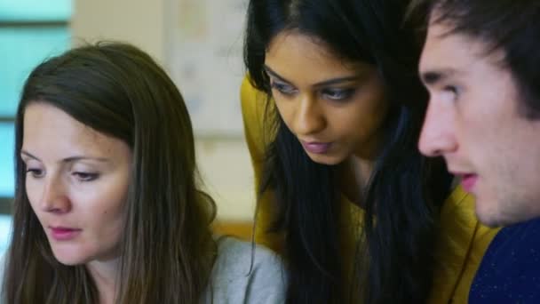 groupe d'étudiants travaillant ensemble 