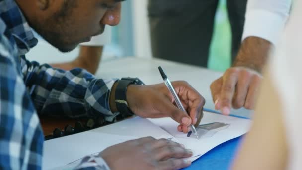 Profesor ayudando a estudiante a hacer el trabajo — Vídeos de Stock