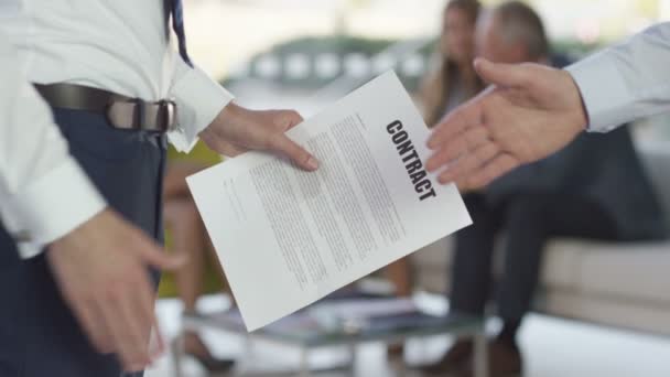 Hands of businessmen shaking hands — Stock Video