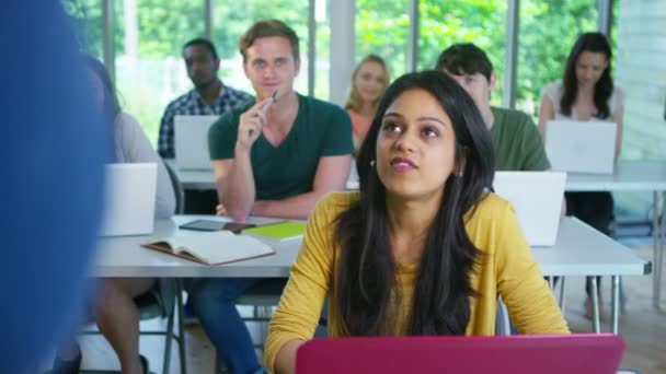 Estudiantes escuchando al profesor — Vídeos de Stock