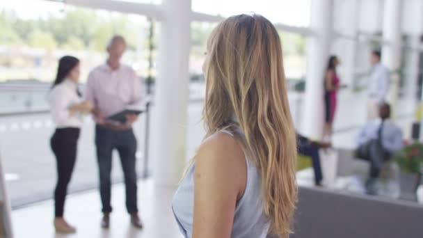 Geschäftsfrau in modernem Bürogebäude — Stockvideo