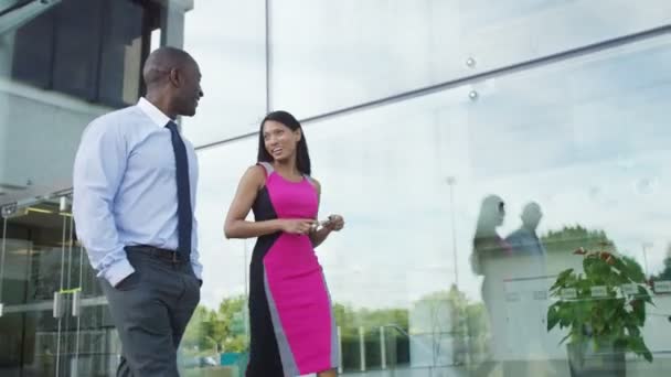 Бизнесмен и женщина выходят из офиса — стоковое видео