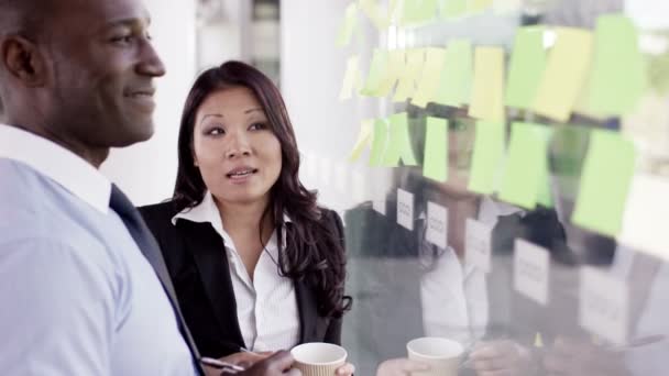 homme d'affaires et femme brainstorming pour des idées 