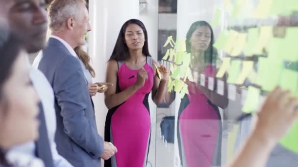 Équipe d'affaires brainstorming pour des idées 