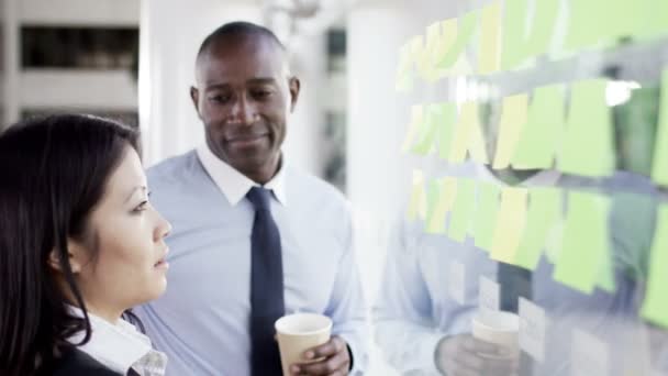 Homem de negócios e mulher brainstorming para ideias — Vídeo de Stock