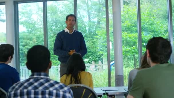 Estudiantes escuchando al profesor — Vídeo de stock