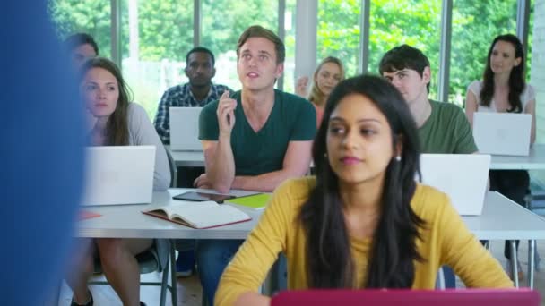 Estudiantes escuchando al profesor — Vídeo de stock