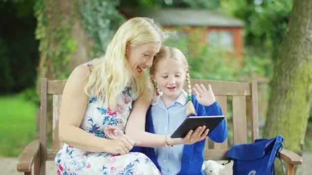 Tablet vasıl arayan anne ile kız — Stok video