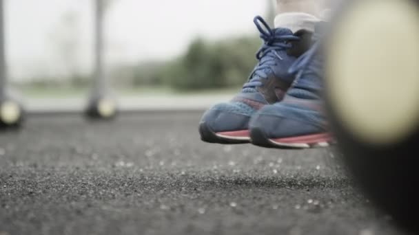 Man working out with skipping rope — Stock Video