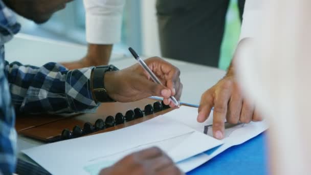 Enseignant aidant l'élève à faire du travail — Video