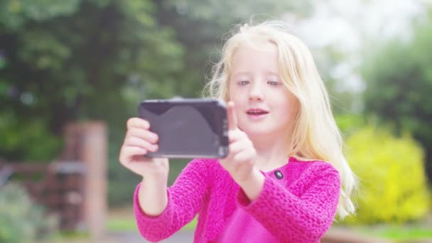 Ragazza guardando tablet computer — Video Stock