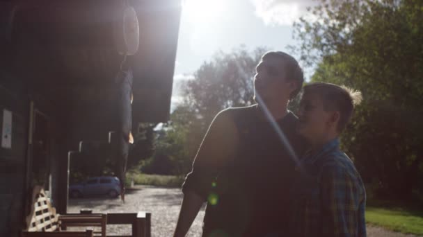 Mannen och pojken väger fångst — Stockvideo