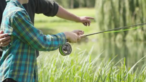 Hombre y niño pescando en el lago — Vídeos de Stock