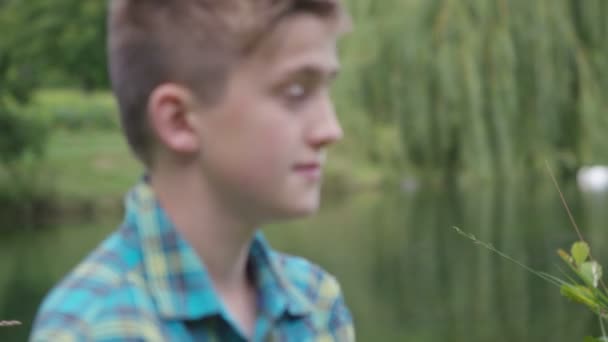 Niño sonriente en un entorno natural — Vídeo de stock