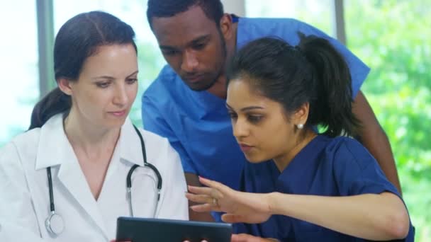 Equipo médico mirando la tableta del ordenador — Vídeos de Stock