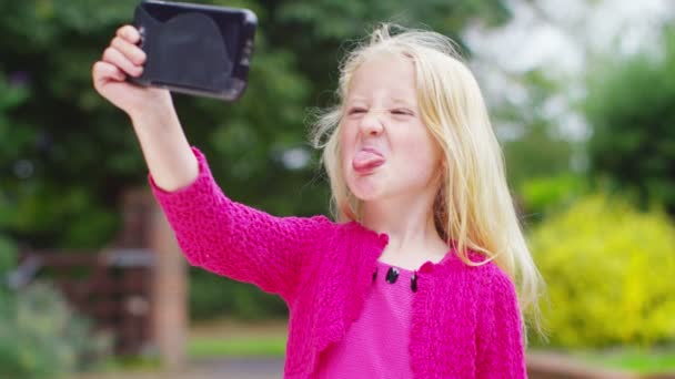 Menina olhando para tablet computador — Vídeo de Stock