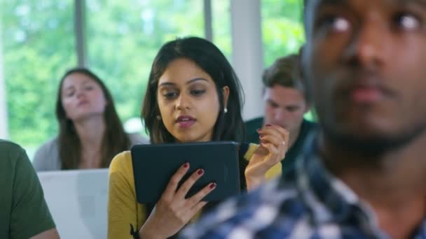 Estudiantes escuchando al profesor — Vídeos de Stock