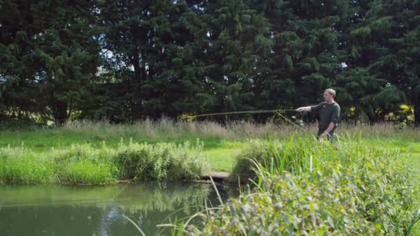 Hombre Pesca en el lago — Vídeos de Stock