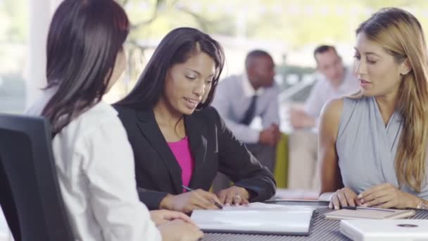 Kvinnliga business gruppkontrakt undertecknande — Stockvideo