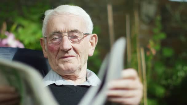 Yaşlı adam okuma gazete — Stok video