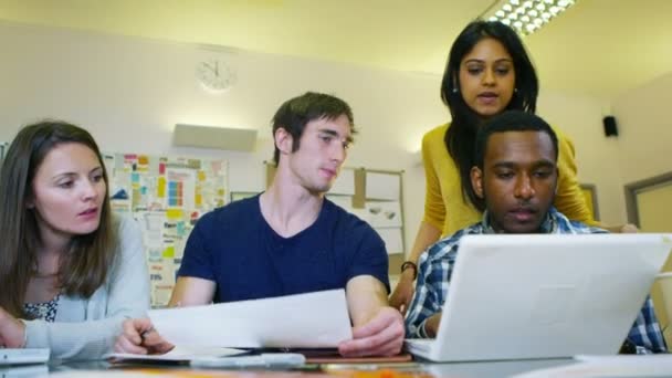 Grupo de estudiantes que trabajan en la universidad — Vídeos de Stock