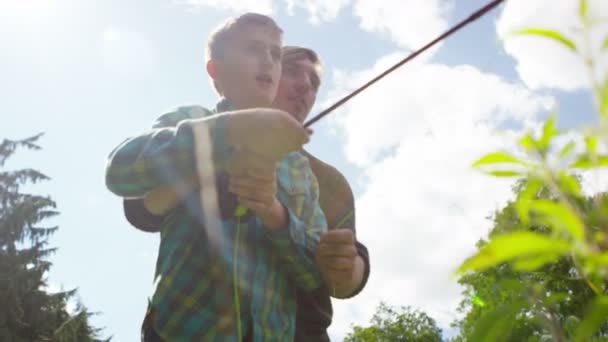 Férfi és fiú halászat tó — Stock videók