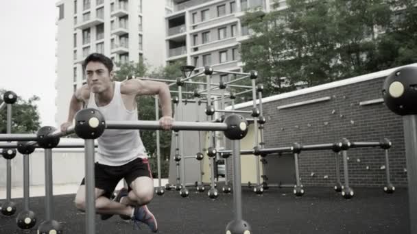 Hombre haciendo ejercicio en al aire libre — Vídeos de Stock