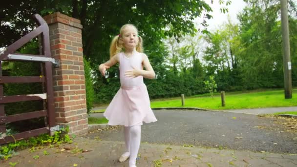 Girl practicing ballet moves — Stock Video