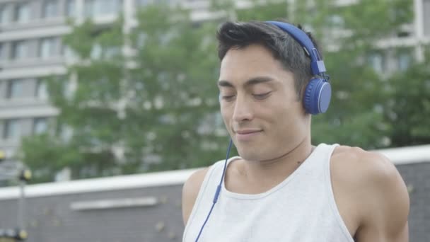 Hombre escuchando música con auriculares — Vídeos de Stock