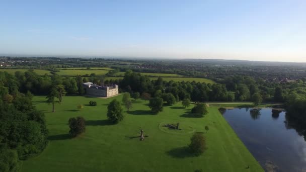 Casa de campo histórica y terrenos — Vídeo de stock