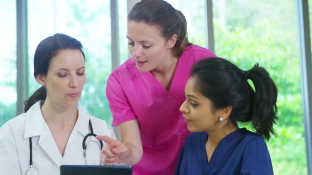 컴퓨터 태블릿을 보고 의료 팀 — 비디오