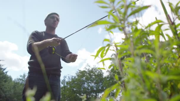 Людина риболовля на озері — стокове відео