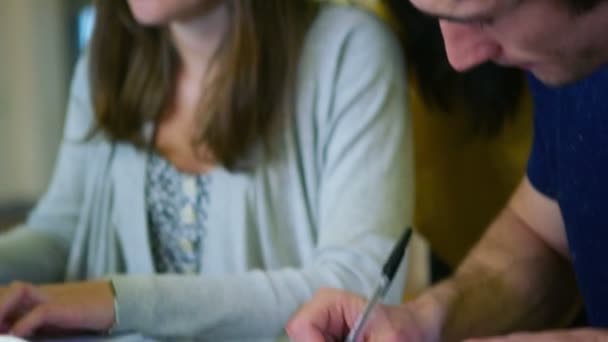 groupe d'étudiants travaillant ensemble 