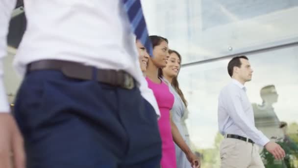 Equipo femenino caminar fuera del edificio de oficinas — Vídeo de stock