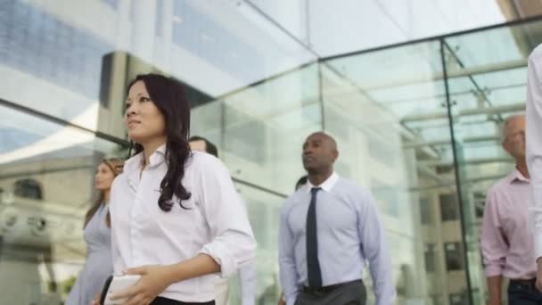 Group walking outside office building — Stock Video