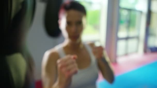 Боевой артист тренируется в тренажерном зале — стоковое видео