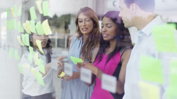 Equipe de negócios brainstorming para ideias — Vídeo de Stock