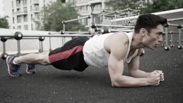 Hombre haciendo ejercicio en al aire libre — Vídeo de stock