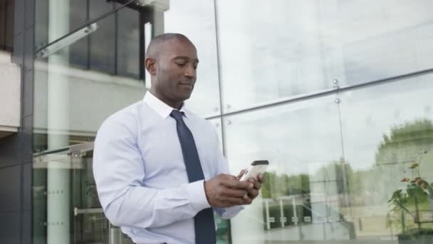 Homme d'affaires regardant le téléphone mobile — Video