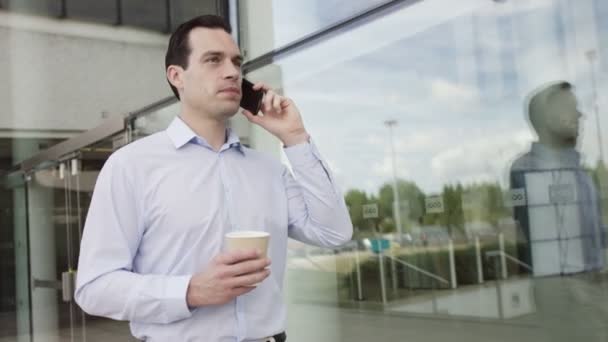 Biznesmen rozmawiający przez telefon komórkowy — Wideo stockowe