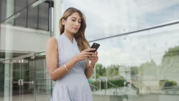 Mujer de negocios mirando el teléfono móvil — Vídeo de stock