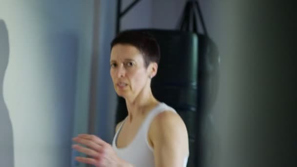 Artista marcial en entrenamiento en el gimnasio — Vídeos de Stock