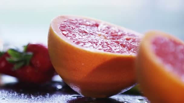 Mãos cortando toranja em pedaços — Vídeo de Stock