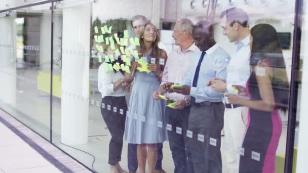 Équipe d'affaires brainstorming pour des idées — Video